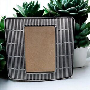 Umbra  holds 4 x 6 photo In Sturdy Modern Picture Frame Matte